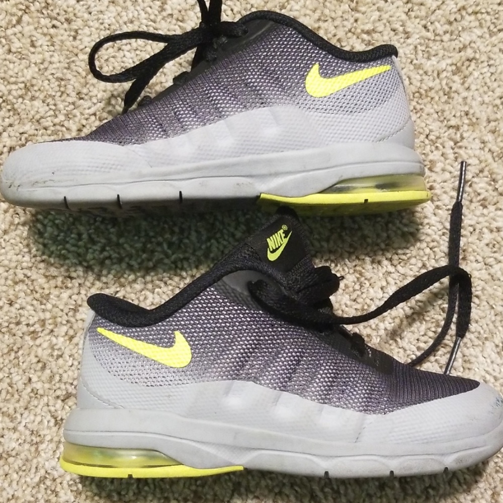 Sold do not buy!! Boys Nike 9